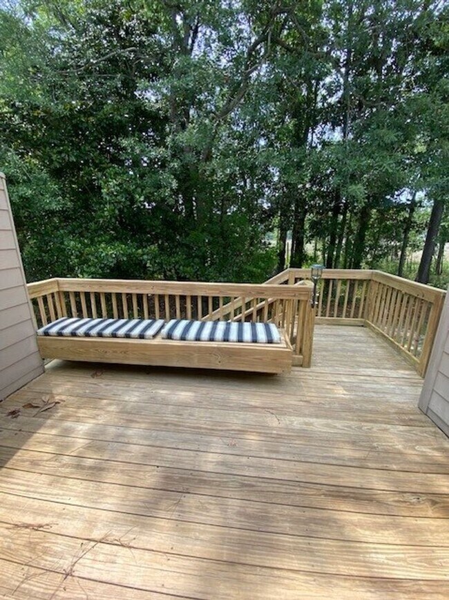 Building Photo - Welcome to this stunning 2-bedroom, 2-bath...