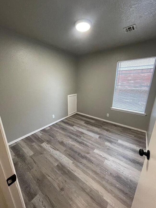 Building Photo - Updated 3-bedroom, 1-bath duplex located on a quiet street in West Norman