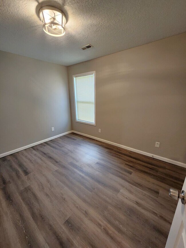 Building Photo - 7110 SW Greenview Dr