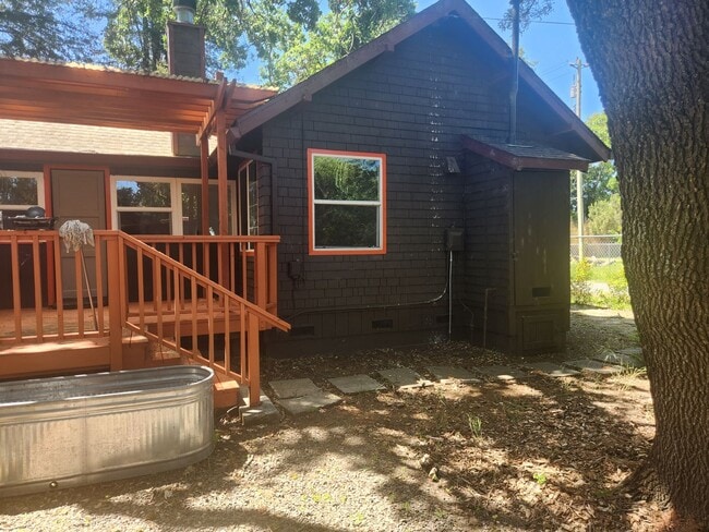 Building Photo - Beautiful 3 Bedroom/1 bathroom home with a...