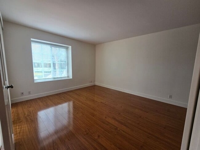 Building Photo - Beautiful 2 Bedroom 2 Bathroom Condo in La Jolla / UTC