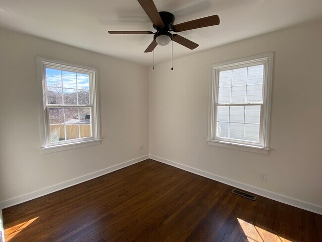 Building Photo - Updated Three bedroom Westover Hills Home ...