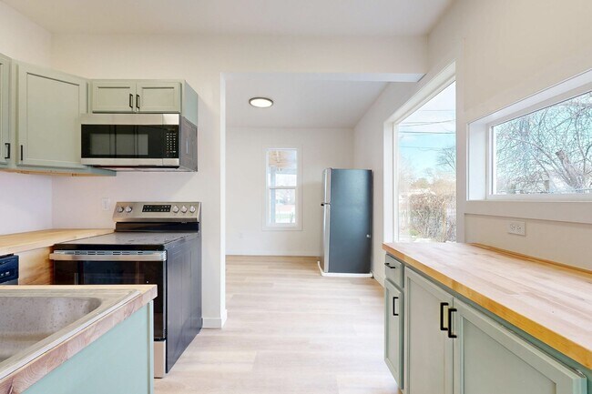 Building Photo - Ground Level Home