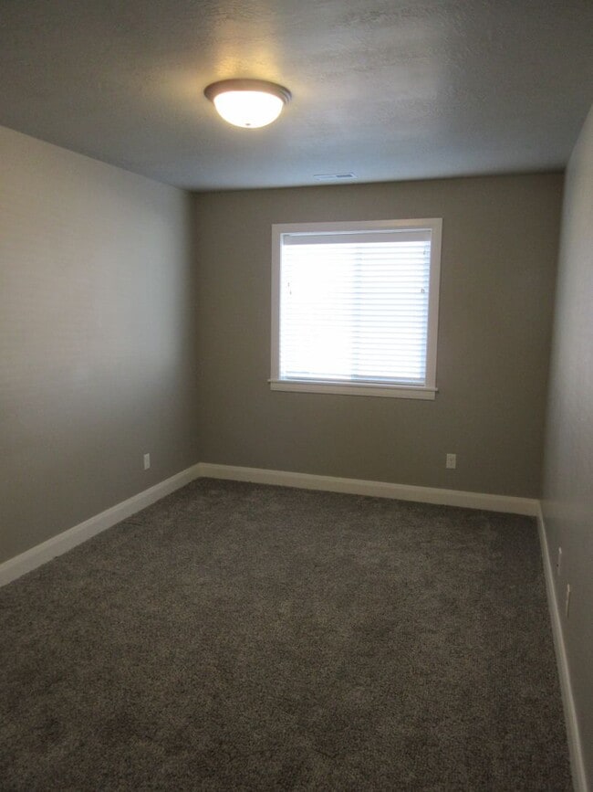 Building Photo - Newer Town home living in the heart of Cedar City!