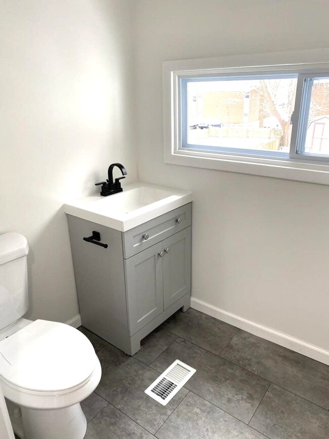 Building Photo - 347 High St