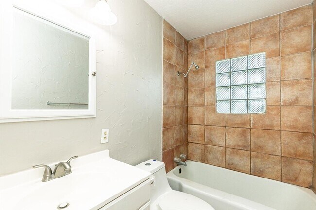 Building Photo - Cute 3/1 close to TEch and Medical $1,325 ...