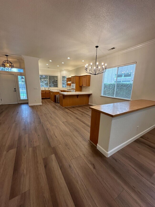 Building Photo - 7026 N Warren Ave