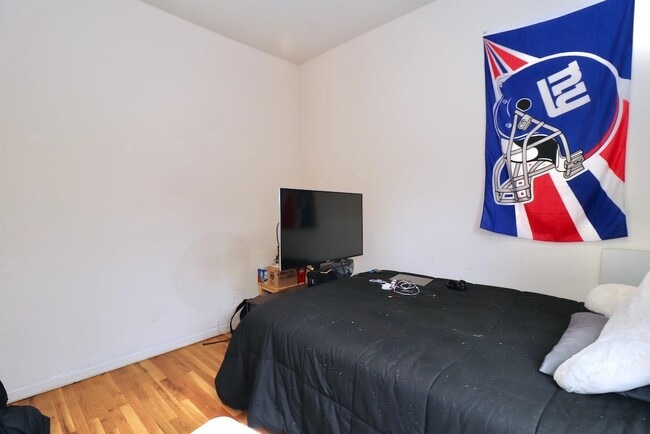 Building Photo - 415 1st St