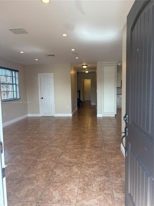 Building Photo - 819 E 26th St