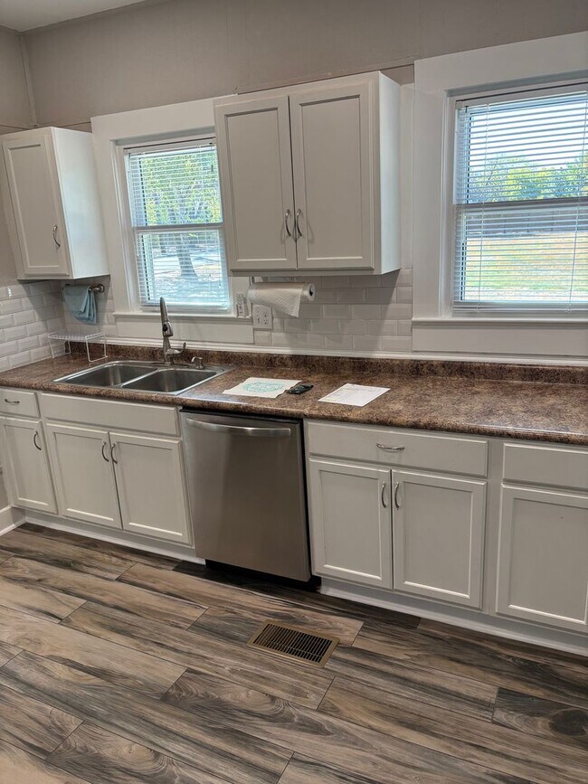 Building Photo - 3 Bedroom 1 Bathroom Downtown Georgetown Home