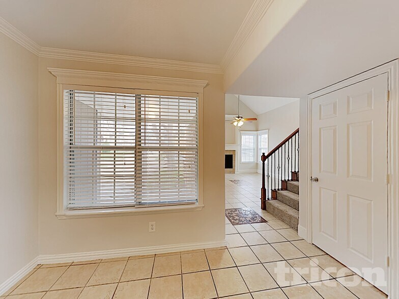 Building Photo - 822 Foxridge Dr