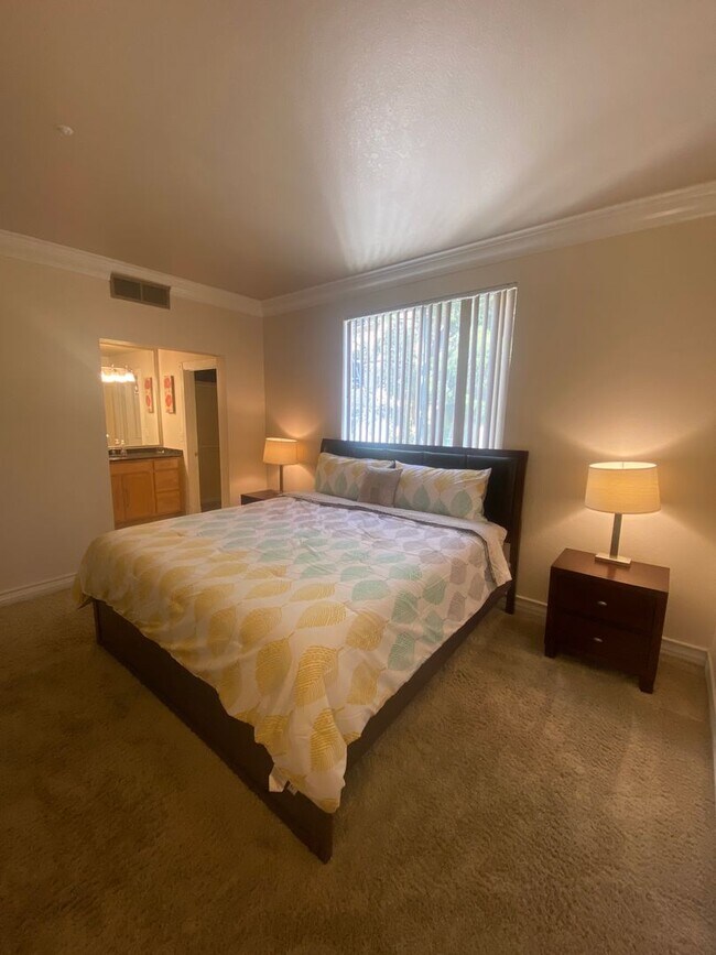 Building Photo - Long or short term available!  Live in luxury in this fully furnished 2 bedroom condo.