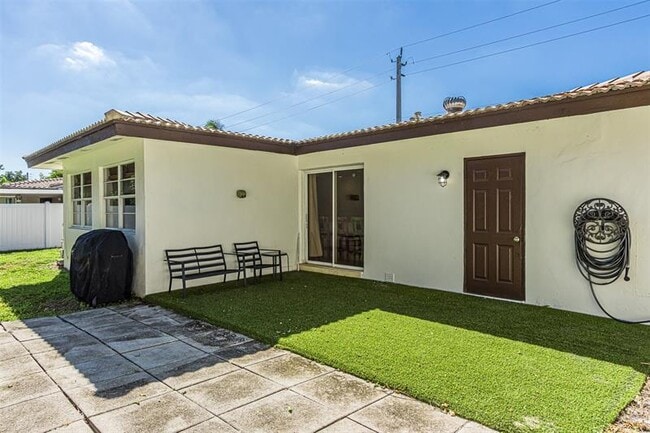 Building Photo - 936 NE 26th Ave