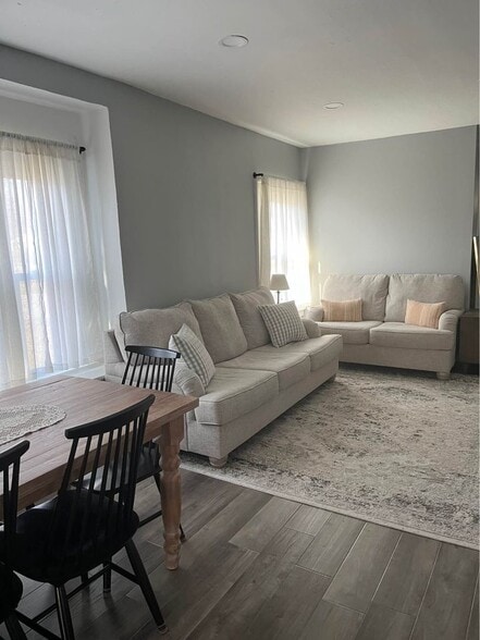 Building Photo - 806 W Broadway St