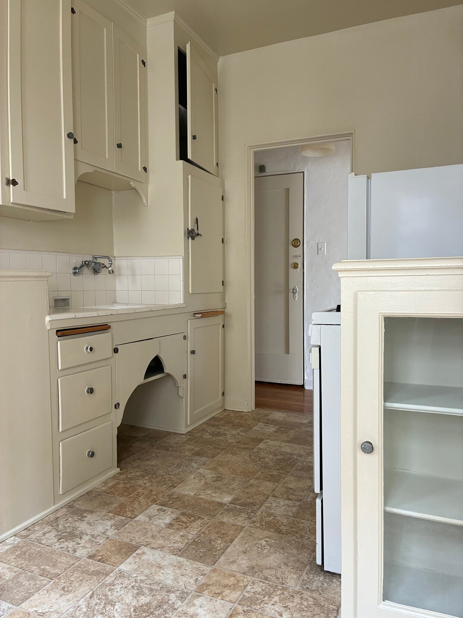 kitchen - 448 N Sierra Bonita Ave