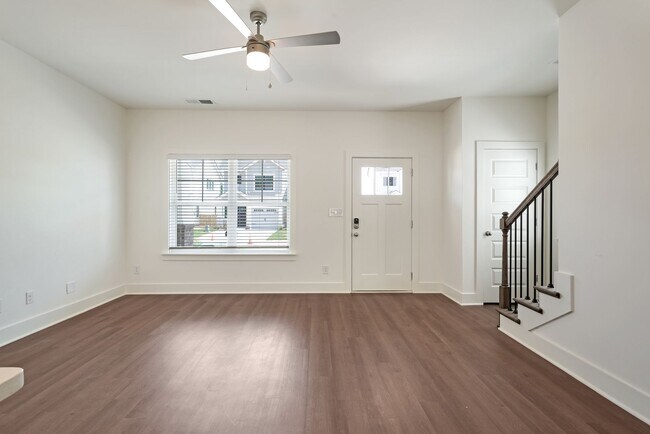 Building Photo - Self-tour this home in person with the Rently Tours App!