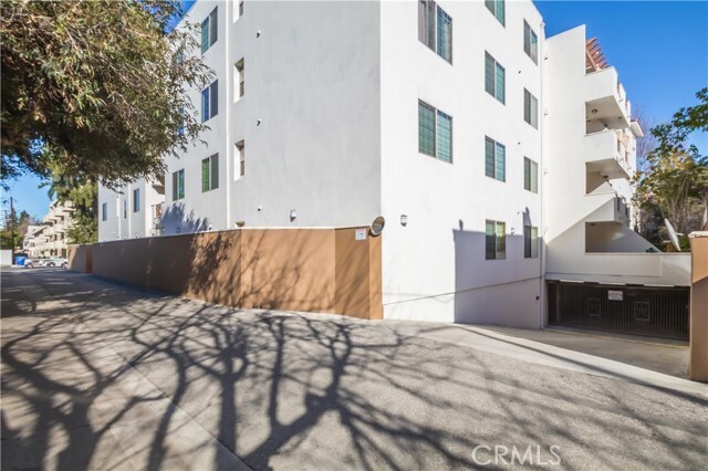 Building Photo - 4551 Coldwater Canyon Ave