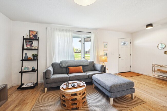 Building Photo - Amazing Arvada Upstairs Duplex Available Now!