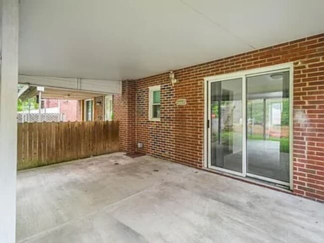 Building Photo - AVAILABLE 6/1! CONVENIENTLY LOCATED 2 BEDR...