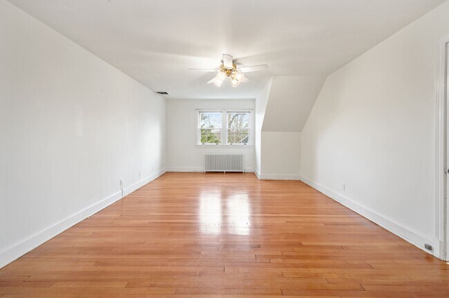 Building Photo - 5325 Chevy Chase Pky NW