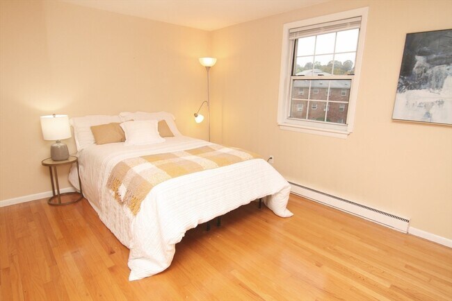 Building Photo - 12 Colonial Village Dr