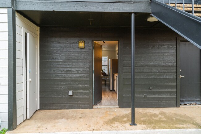 Building Photo - 2525 Thomason Cir