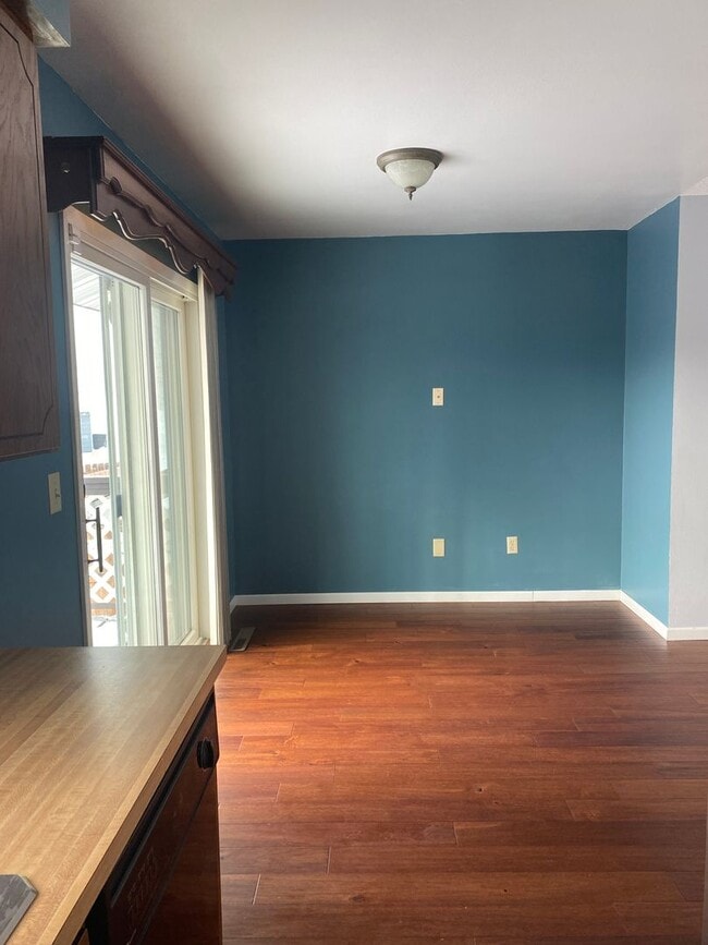Building Photo - Charming Home w/ Spacious, Fenced yard