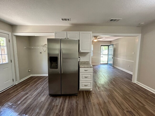 Building Photo - 4 bedroom/1.5 bathroom in Savannah, GA