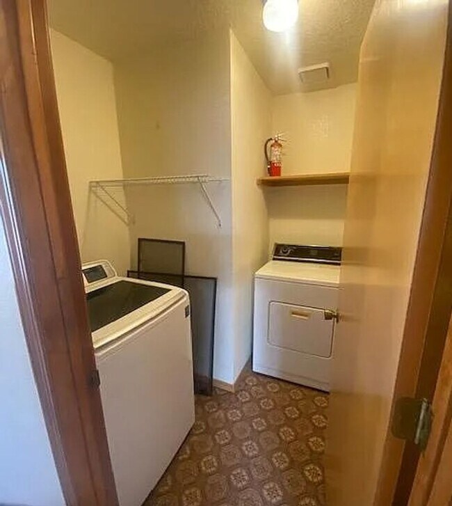 Building Photo - 2 Bed 2 Bath-NE Heights Townhome-Available September 1
