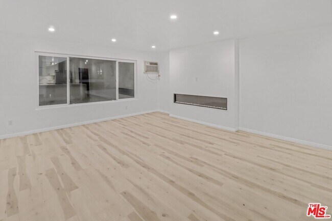Building Photo - 1222 N Olive Dr