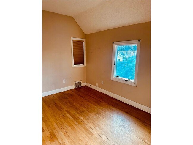 Building Photo - 246 Sidney St E