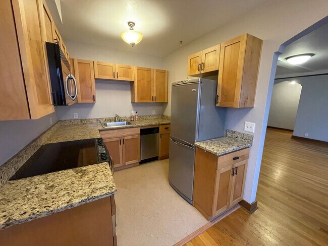 Building Photo - Queens Court Large Charming 1 Bedroom Available Now! Highly Desirable Queen Anne Location
