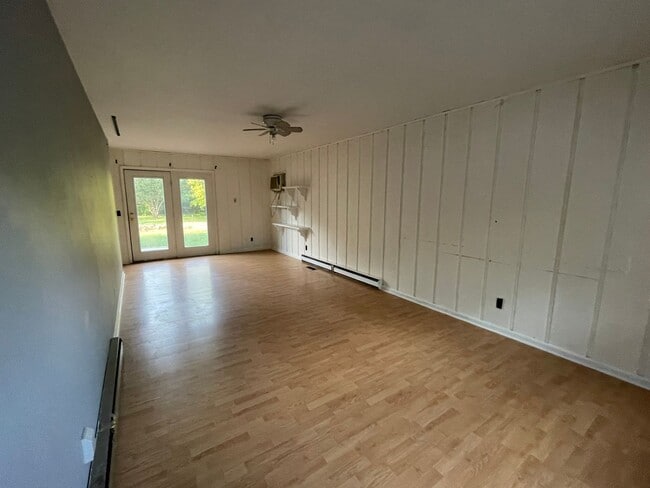 Building Photo - 2 bed/ 1 bath duplex with Carport