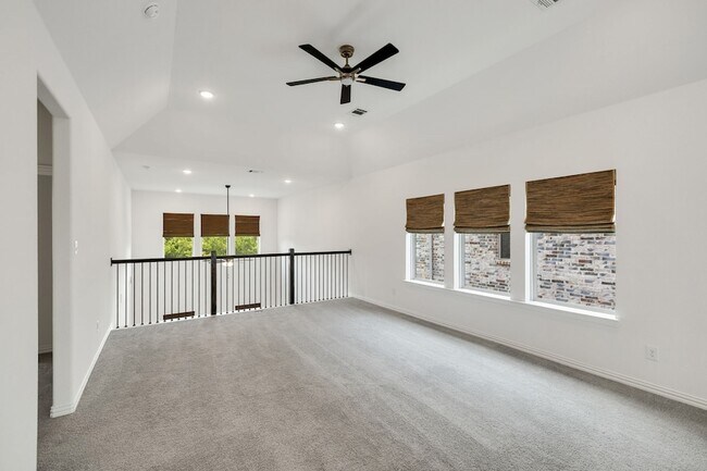 Building Photo - 3100 Greenbriar Dr