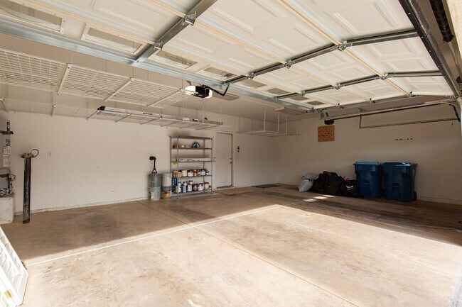 Building Photo - Enormous Silverado Ranch pool home with new paint and carpet
