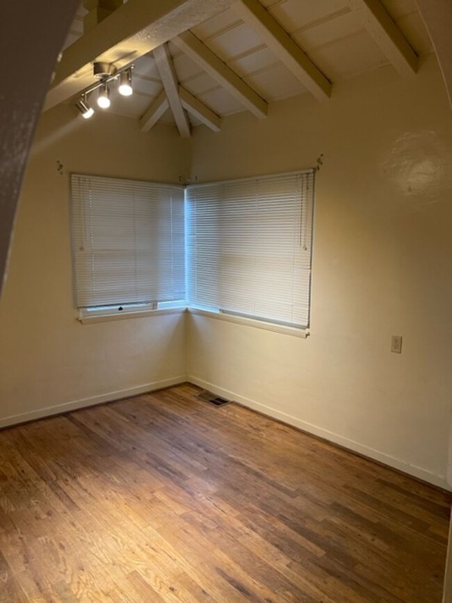 Building Photo - Charming downtown home
