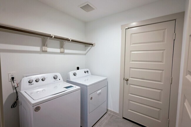 Building Photo - 5034 Pine Haven Lane