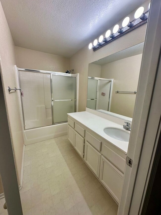 Building Photo - Large 3 bedroom home with loft and large b...