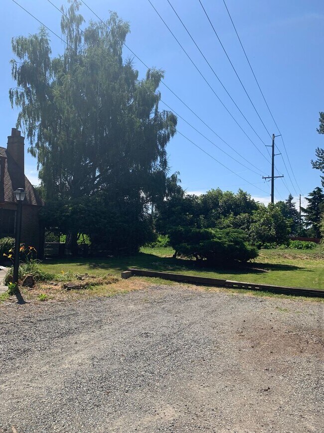 Building Photo - Sumner! New Price!