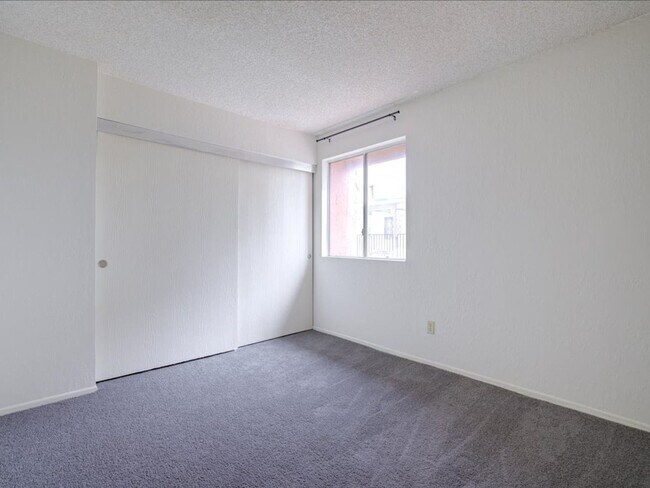 Building Photo - 2 Bedroom, 2 Bathroom with Community Pool!