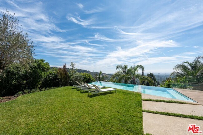 Building Photo - 2501 Banyan Dr