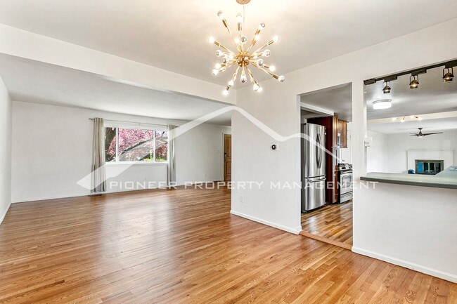 Building Photo - Beautiful Updated Home Conveniently locate...
