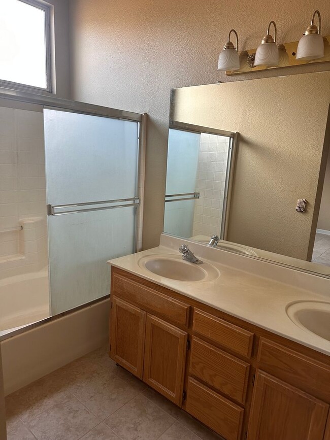 Building Photo - Great 4 bedroom 2 bath home