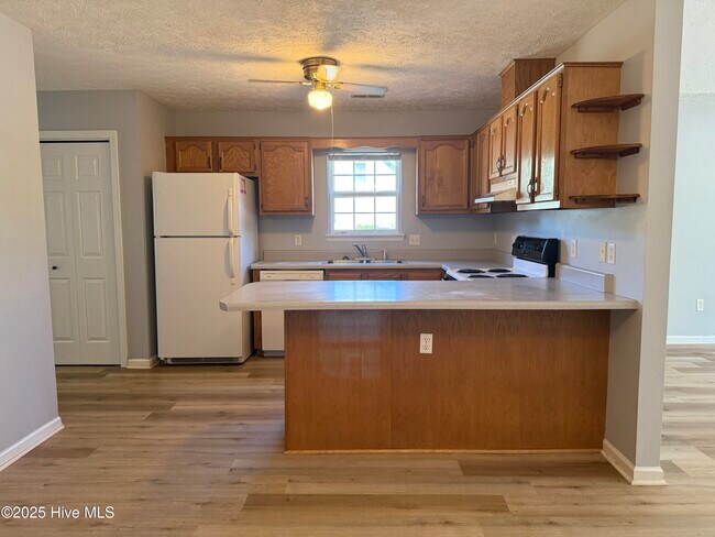 Building Photo - 1308 E Oak Island Dr
