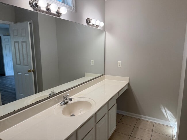 Building Photo - 617A 15th Ave S