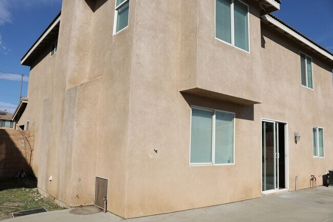 Building Photo - Spacious 4-Bedroom Home in North Fontana –...