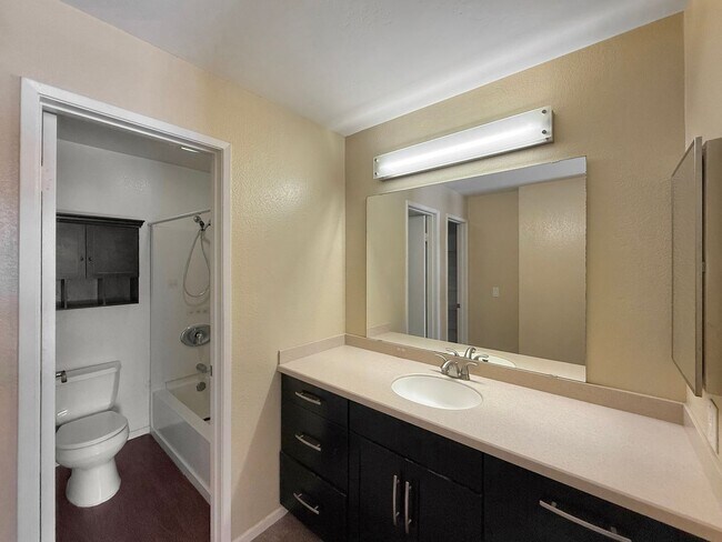 Building Photo - SD: Bright 2BD/2BA Condo in UTC with Community Pool, Gym & Reserved Parking