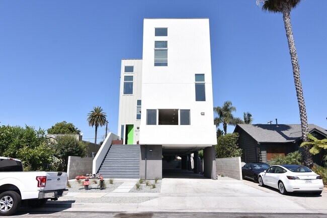 Building Photo - 2533 S Curson Ave