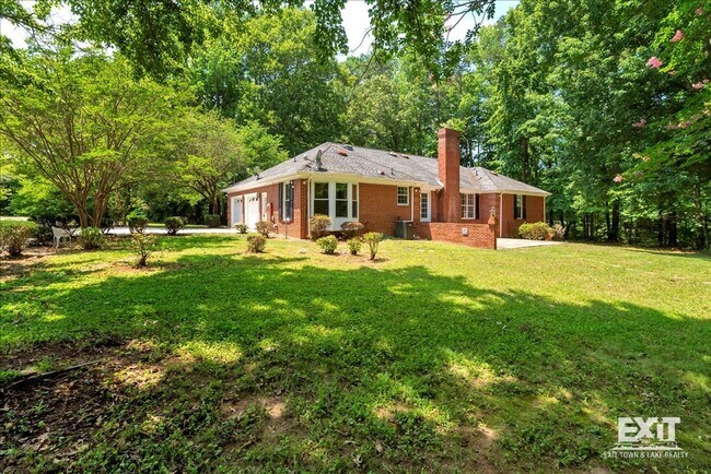 Building Photo - Amazing 4 Bedroom, 3 Bath Home With 2 Kitchens!