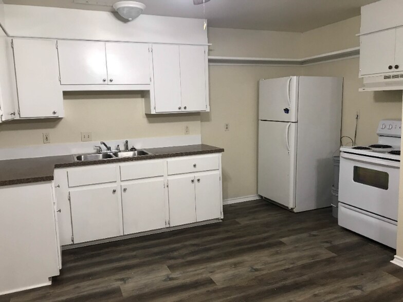 Building Photo - 1217 Oak Dr